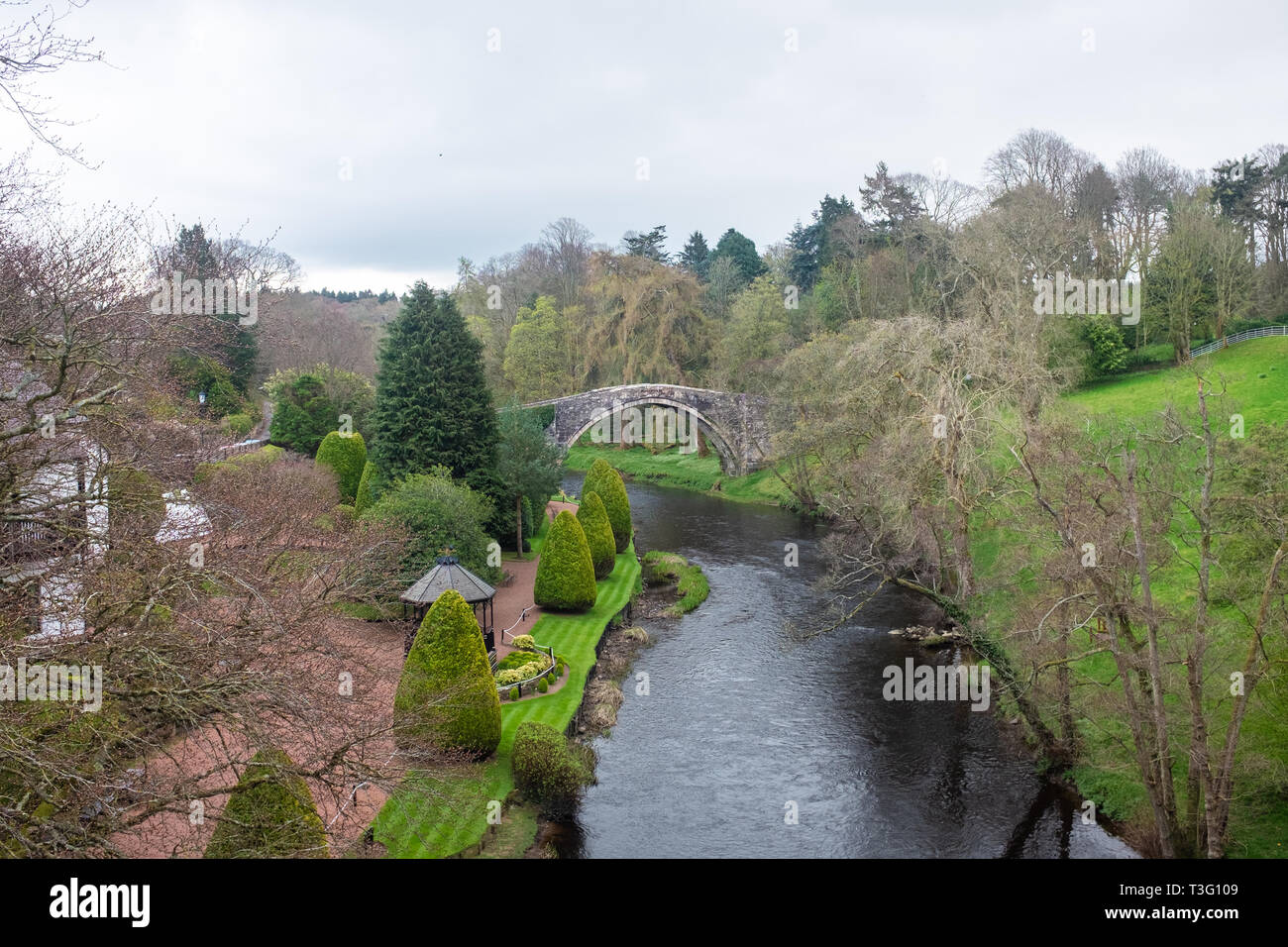 Die ursprüngliche Brig O' Doon aus der neuen Brücke auf Hohe Thirsk Road, Alloway, Ayrshire, Schottland. In der Robert Burns Gedicht "Tam O'Shanter". Stockfoto