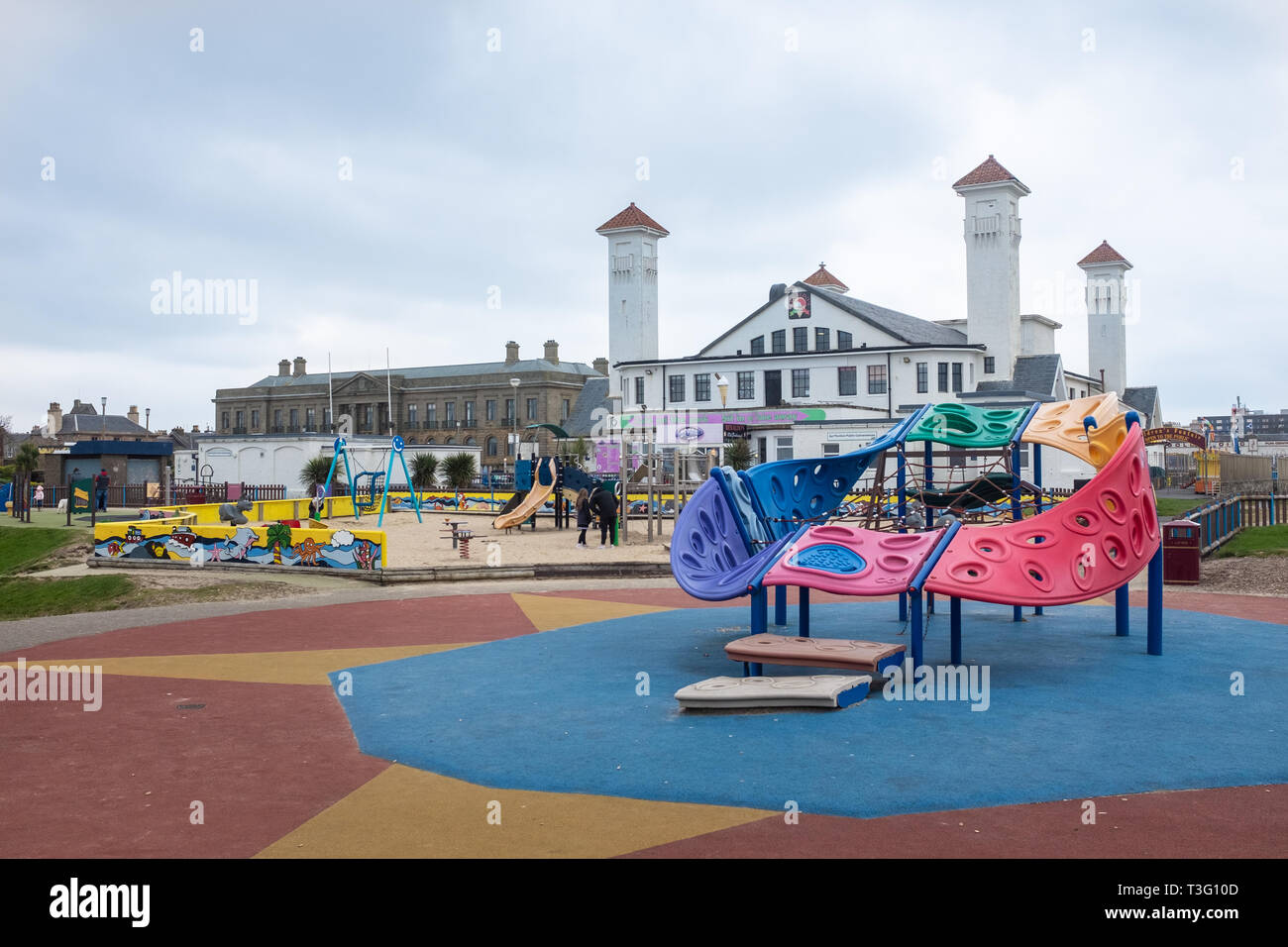 Ayr Pavillon von der Esplanade mit Sheriff Court und Gerechtigkeit des Friedens Hof im Hintergrund. Ayr, Ayrshire, Schottland Stockfoto
