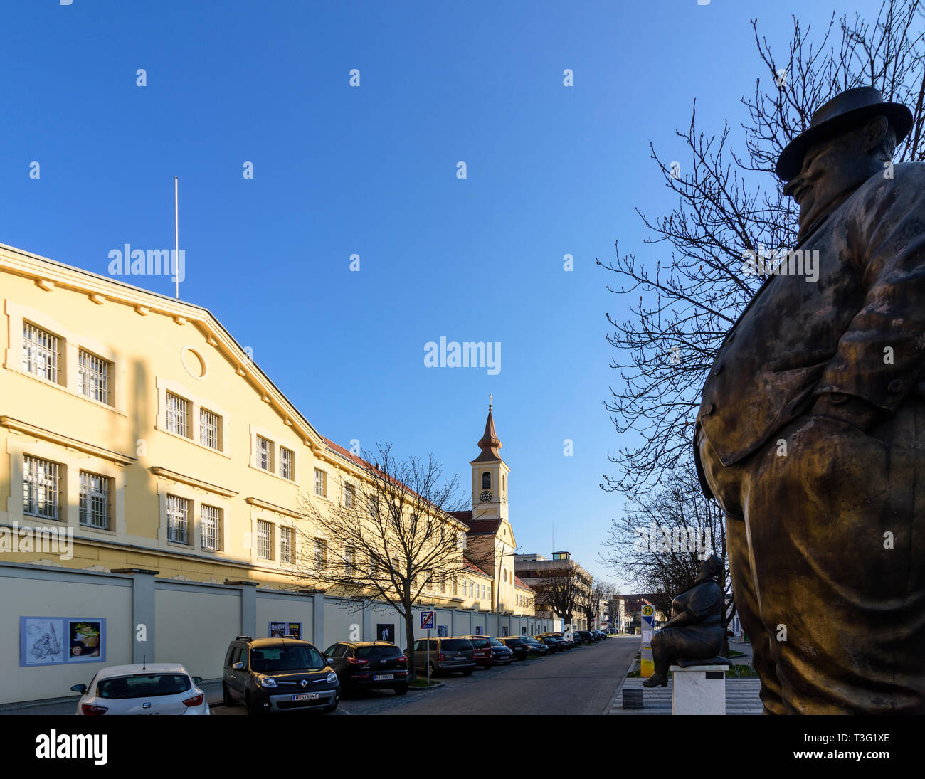 Krems an der Donau: Justizanstalt Stein (Gefängnis), Statuen vor der Cartoon Museum (karikaturmuseum) in der Wachau, Niederösterreich, Niederösterreich, Aust Stockfoto
