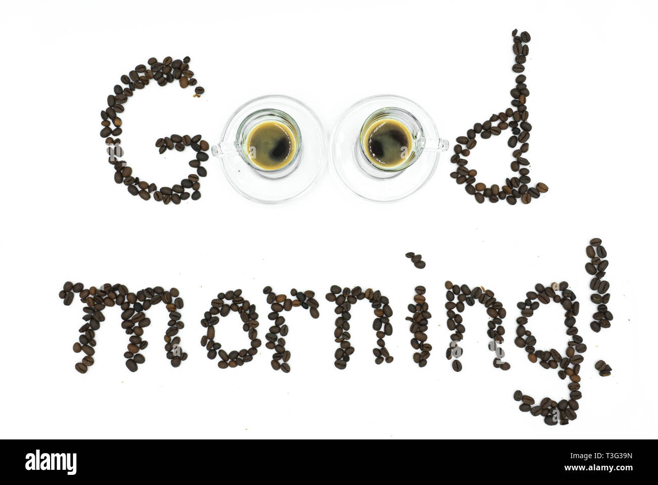 'Guten Morgen' mit Kaffeebohnen und 2 Espresso auf einem weißen Hintergrund. Stockfoto