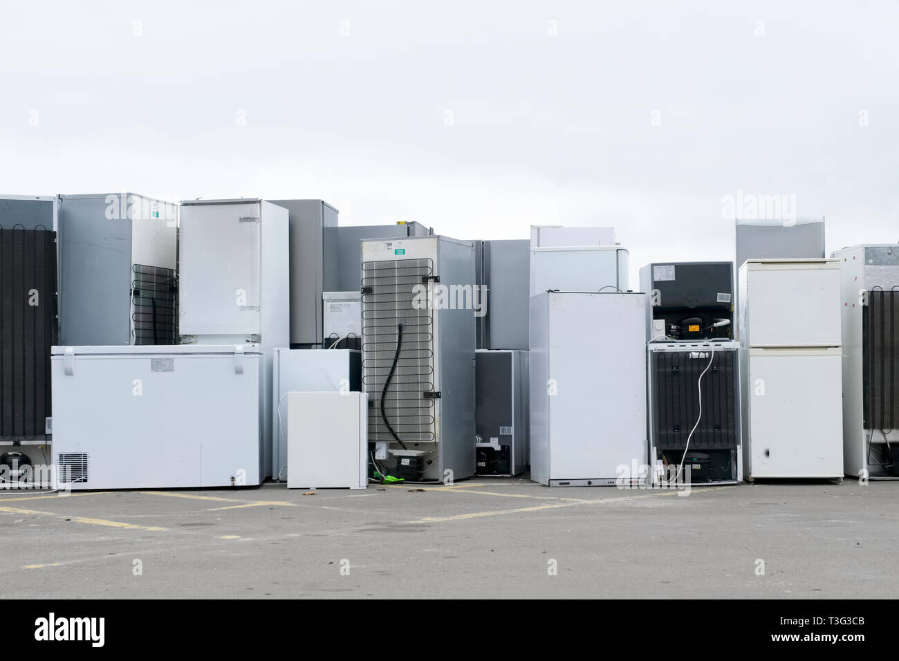 Alte Kühlschränke Gefriergeräte Gas als Kältemittel an der Müllkippe überspringen Recyceln gestapelt Stapel Anlage helfen Umwelt Reduzierung der Verschmutzung weiß Silber Stockfoto