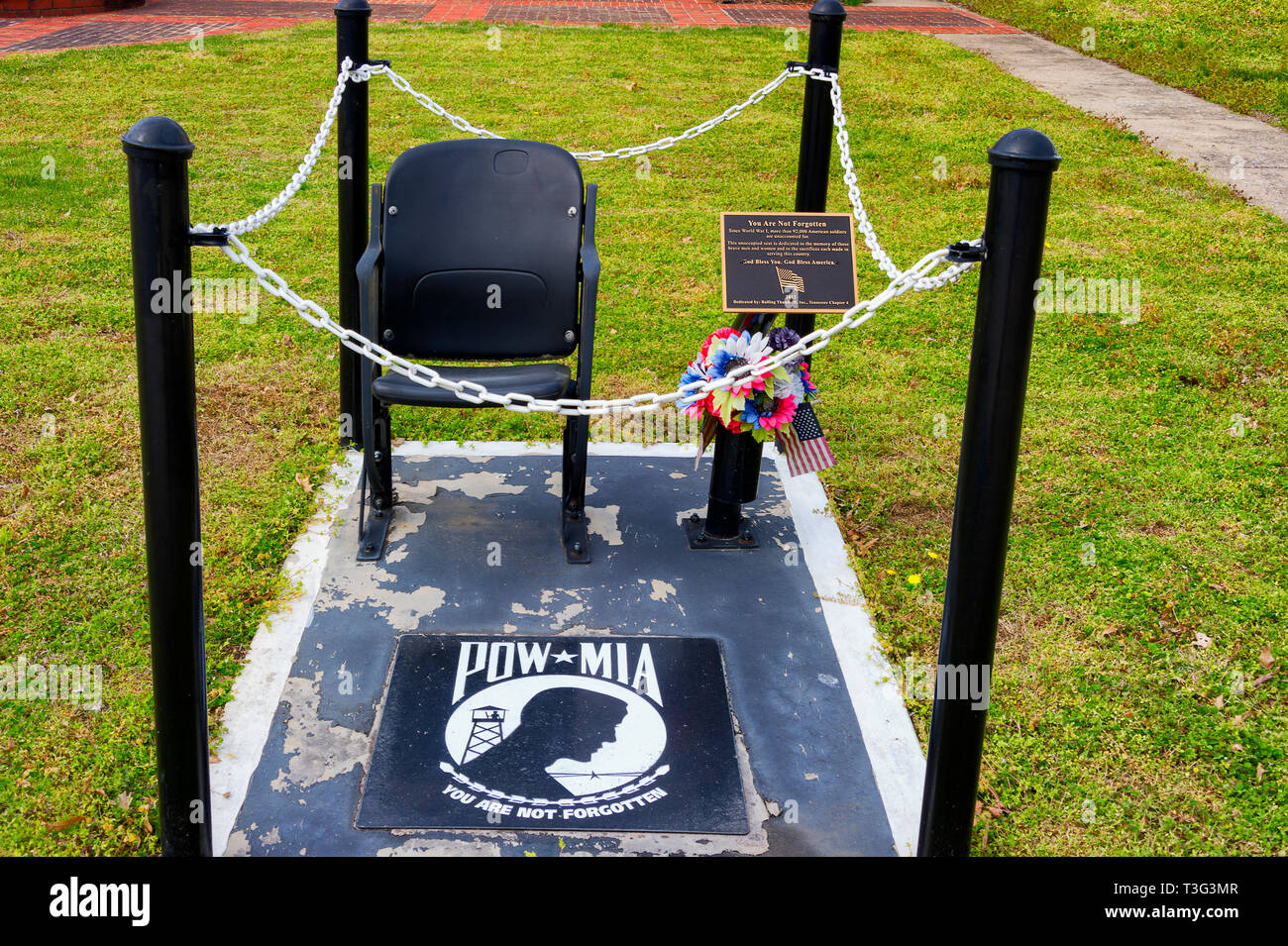 Elizabethton, Tennessee, USA - April 2, 2019: Das POW-MIA Memorial befindet sich im Hof des Carter County Courthouse in Elizabethton, Tennessee. Stockfoto