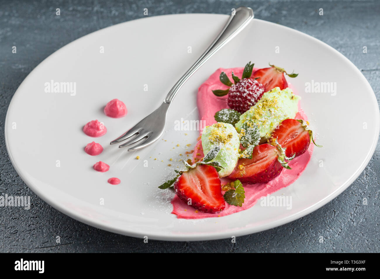 Frersh Erdbeeren mit Schlagsahne, Speiseeis und Puderzucker. Stockfoto