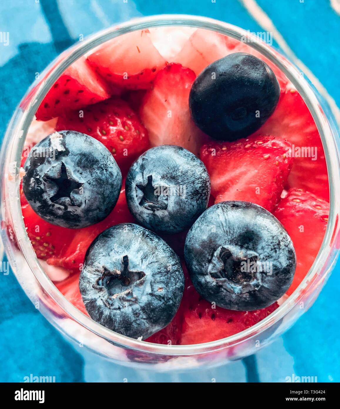 Gesundes Dessert mit Heidelbeeren, Erdbeeren und Himbeeren. Detox und Diät essen. Stockfoto