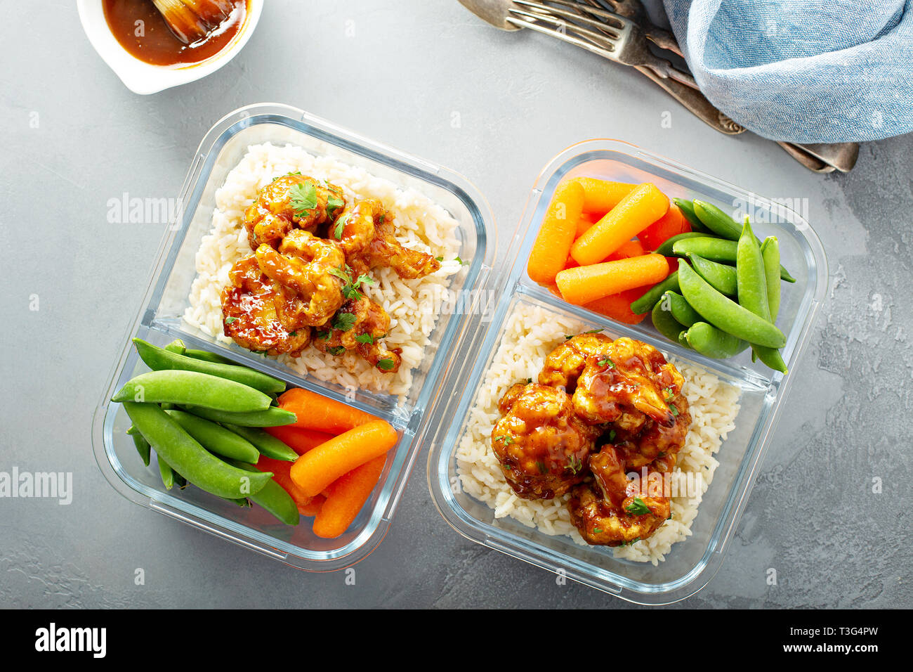 Vegane Mahlzeit prep mit bbq Blumenkohl Stockfoto