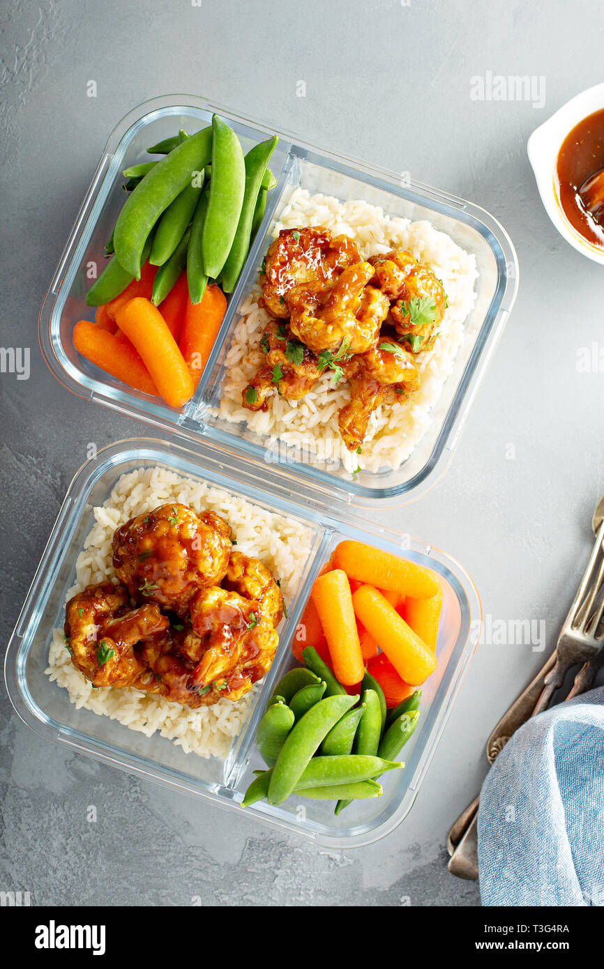 Vegane Mahlzeit prep mit bbq Blumenkohl Stockfoto