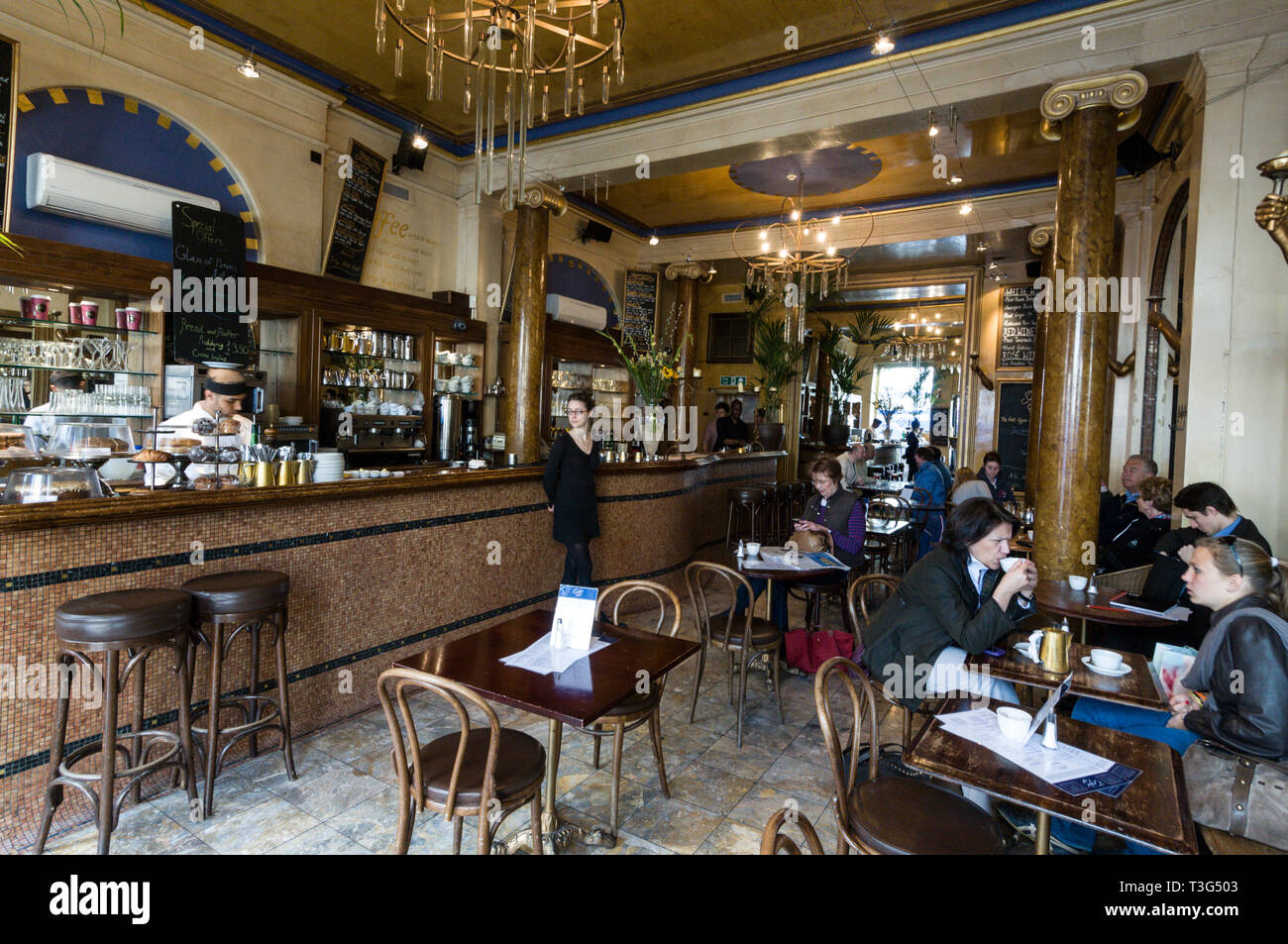 Das Grand Cafe ist das erste Café in England und ist in der High Street, Oxford, Großbritannien gelegen. Laut Samuel Pepys Tagebuch 1660, der Grand C Stockfoto