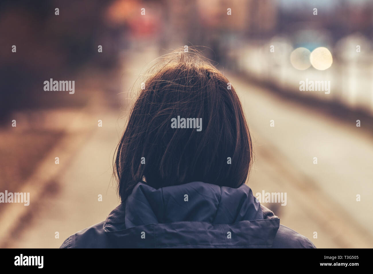 Ansicht der Rückseite Frau auf Stadt Straße im kalten Winter am Nachmittag Stockfoto