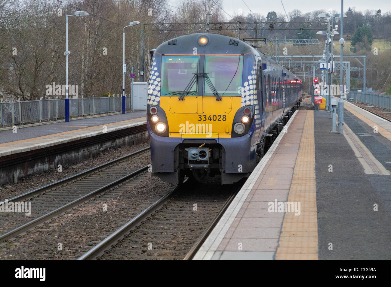 Ein Scotrail Class 334 Wacholder Zug zieht in Anniesland Bahnhof im westlichen Ende von Glasgow Stockfoto