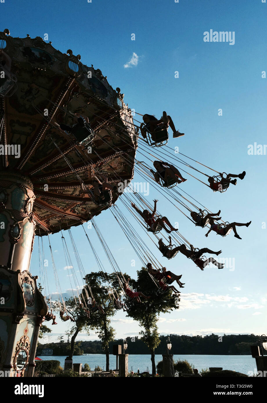 Da Vinci's Dream swing Fahrt am Canobie Lake Park in Salem, New Hampshire, an den Goldenen Stunde an einem Sommertag. Stockfoto