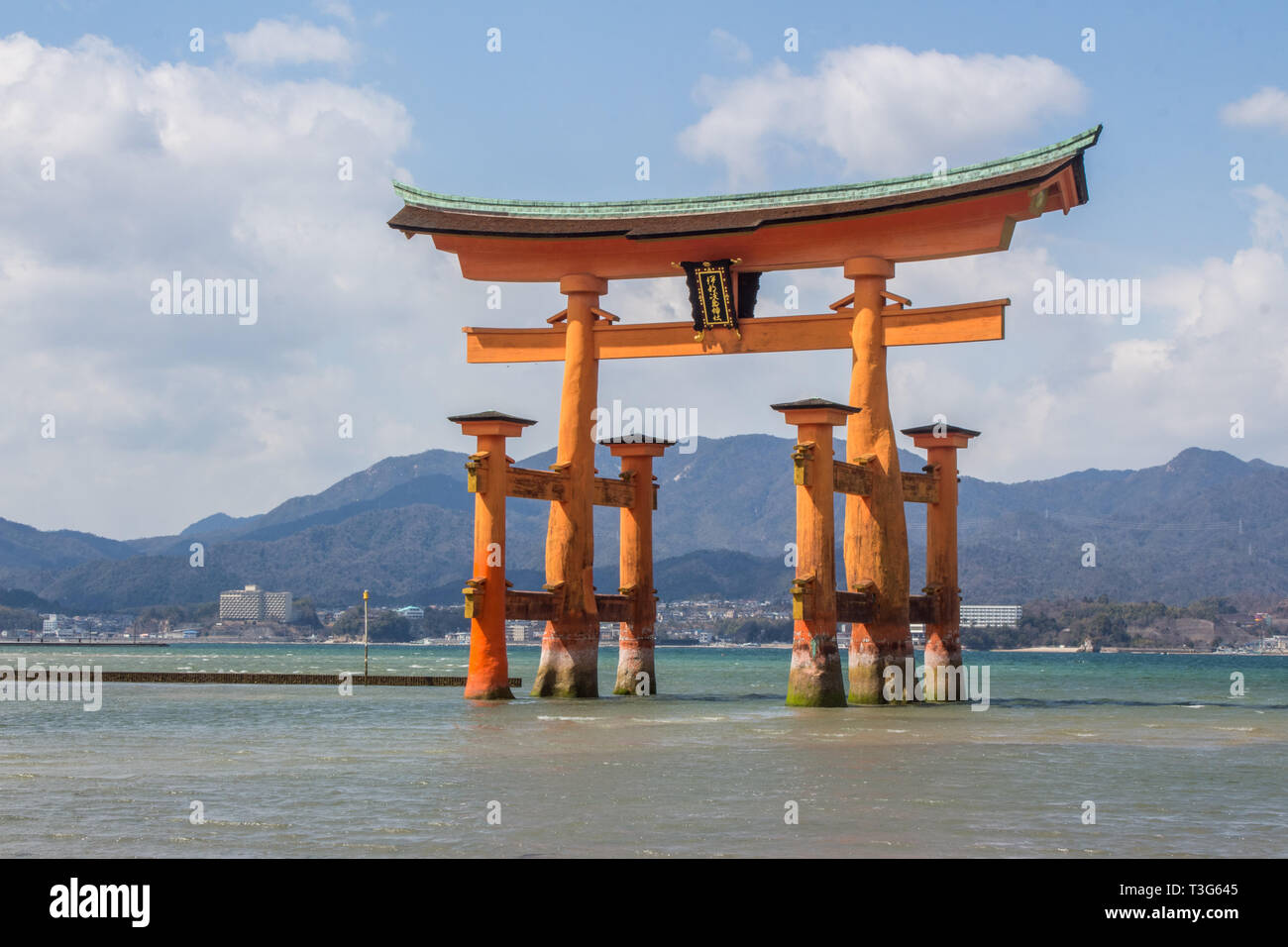 Orange floating Toji an Itsukushima und Miyajima Shinto Schrein außerhalb Hiroshima, Japan auf einem hellen, sonnigen Frühlingstag bei mittlerer Tide Stockfoto
