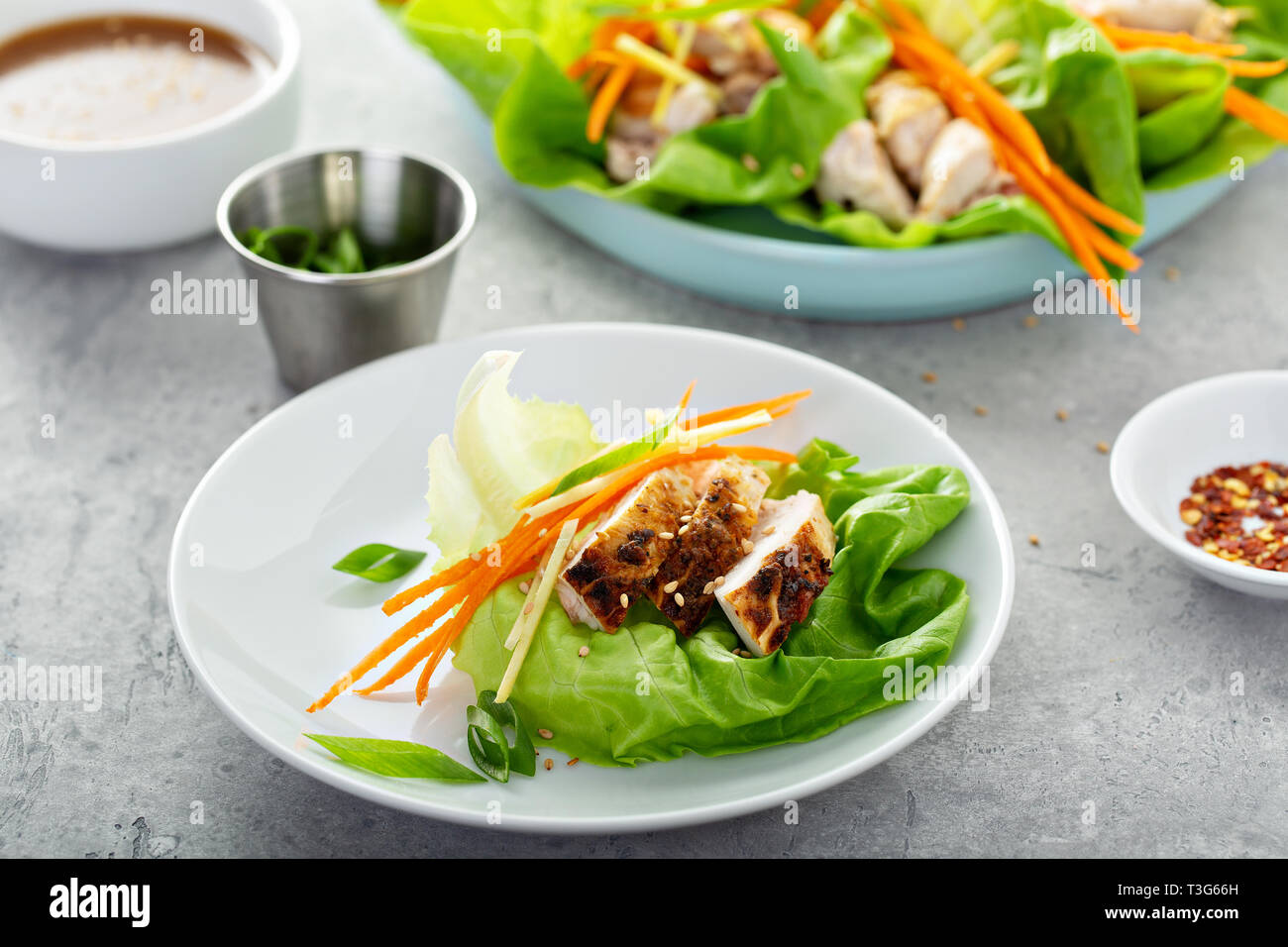 Asiatische gegrilltes Huhn ginger Salat Wraps Stockfoto