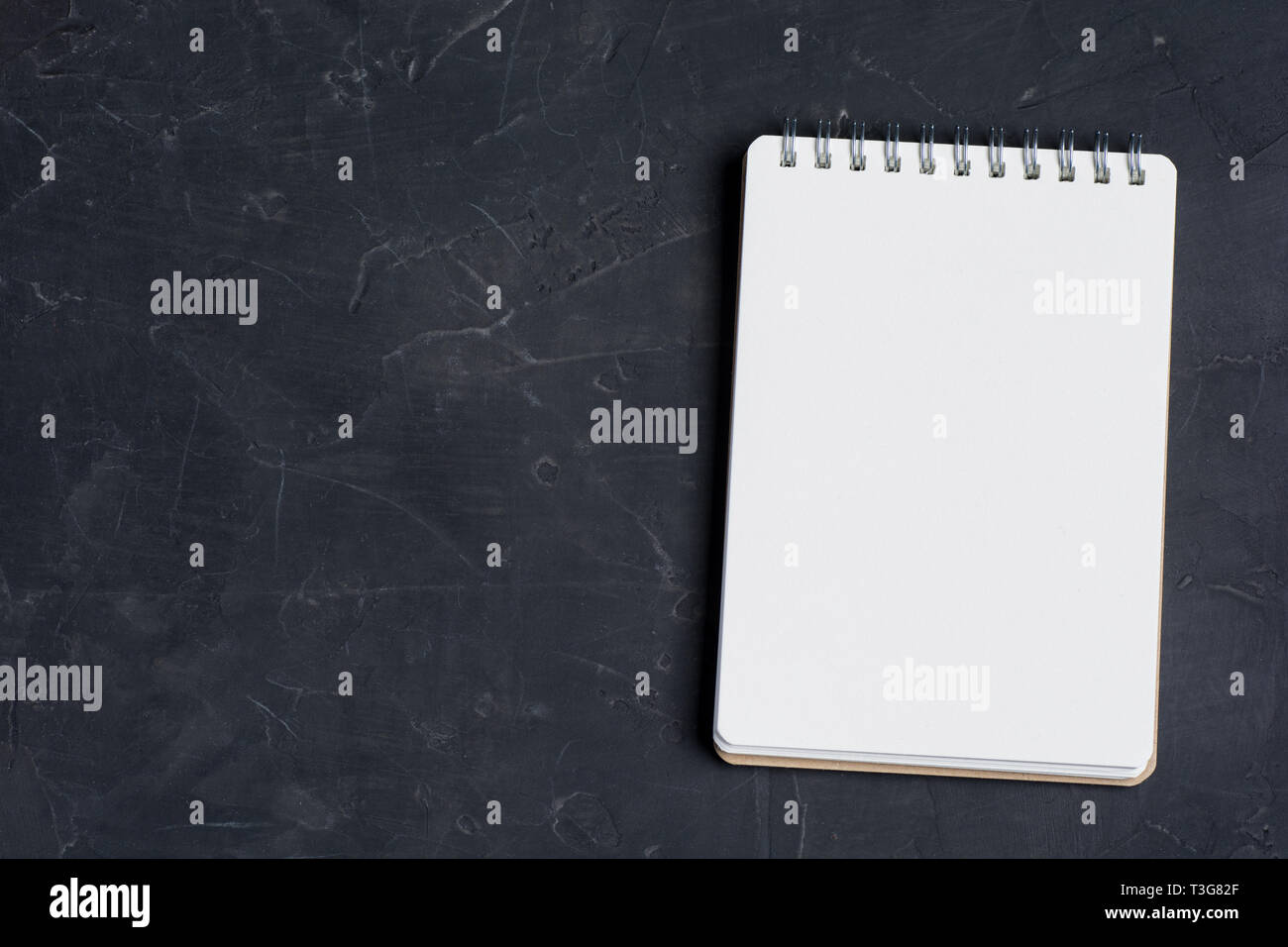 Leere notepad Blatt auf eine dunkle Oberfläche. Schön mock up für Designer Kunst arbeiten. Stockfoto