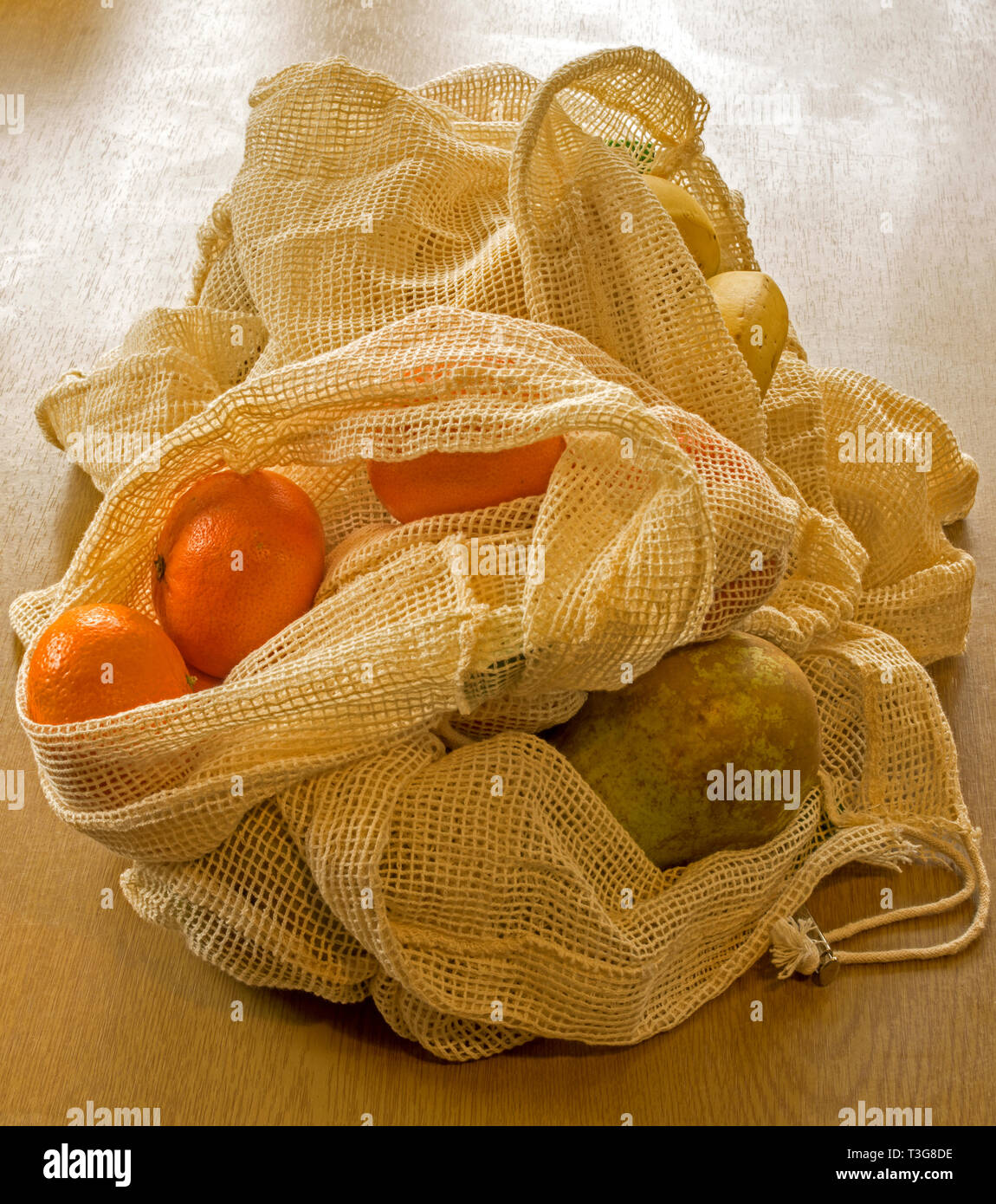 Für Kunststoff shopping, die Inhalte sind durch die Maschen sichtbar Stockfoto