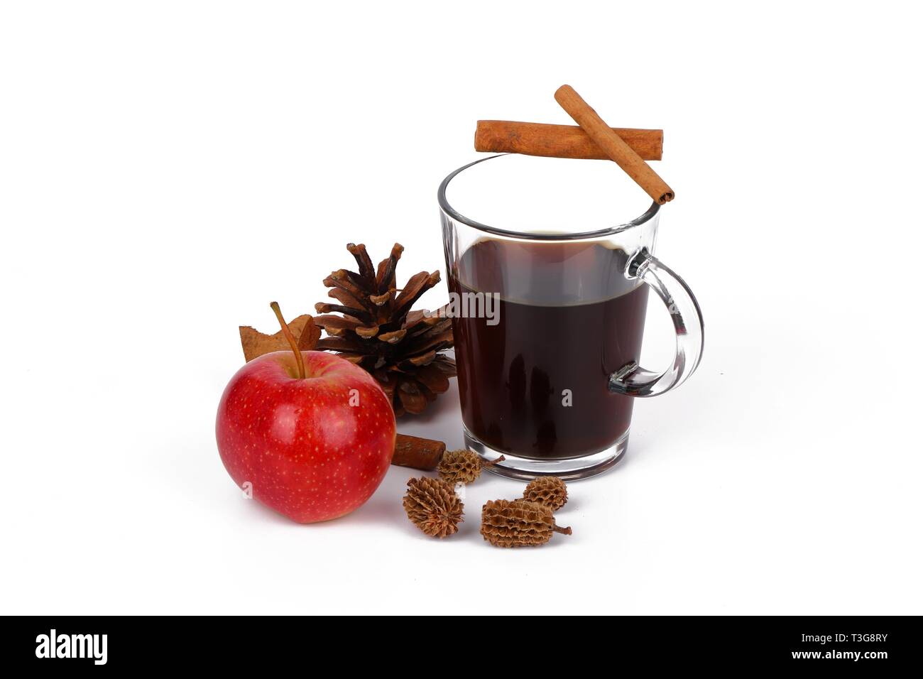 Winter heißen Getränk - Weihnachten Tee oder Glühwein - Glas Schale mit Gewürzen und Früchten, Weihnachten Tee oder Glühwein isoliert auf weißem Stockfoto