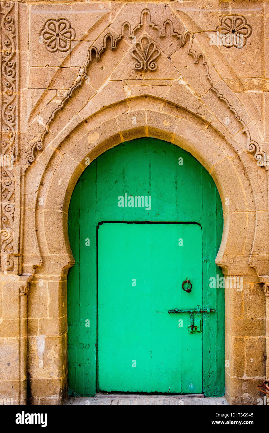 Marokko. Essaouria. Stadt und Hafen an der Atlantikküste von Marokko, mit seiner Medina registriert als UNESCO-Weltkulturerbe. Konzentrieren Sie sich auf eine grüne Tür. Stockfoto