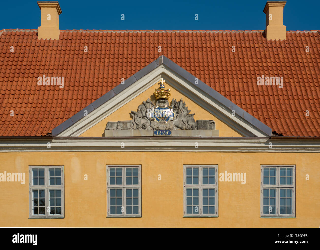 Detail der Giebel des Hauses des Kommandanten in Kastellet, Kopenhagen mit Monogramm Christians vII gekrönt durch eine Krone Stockfoto