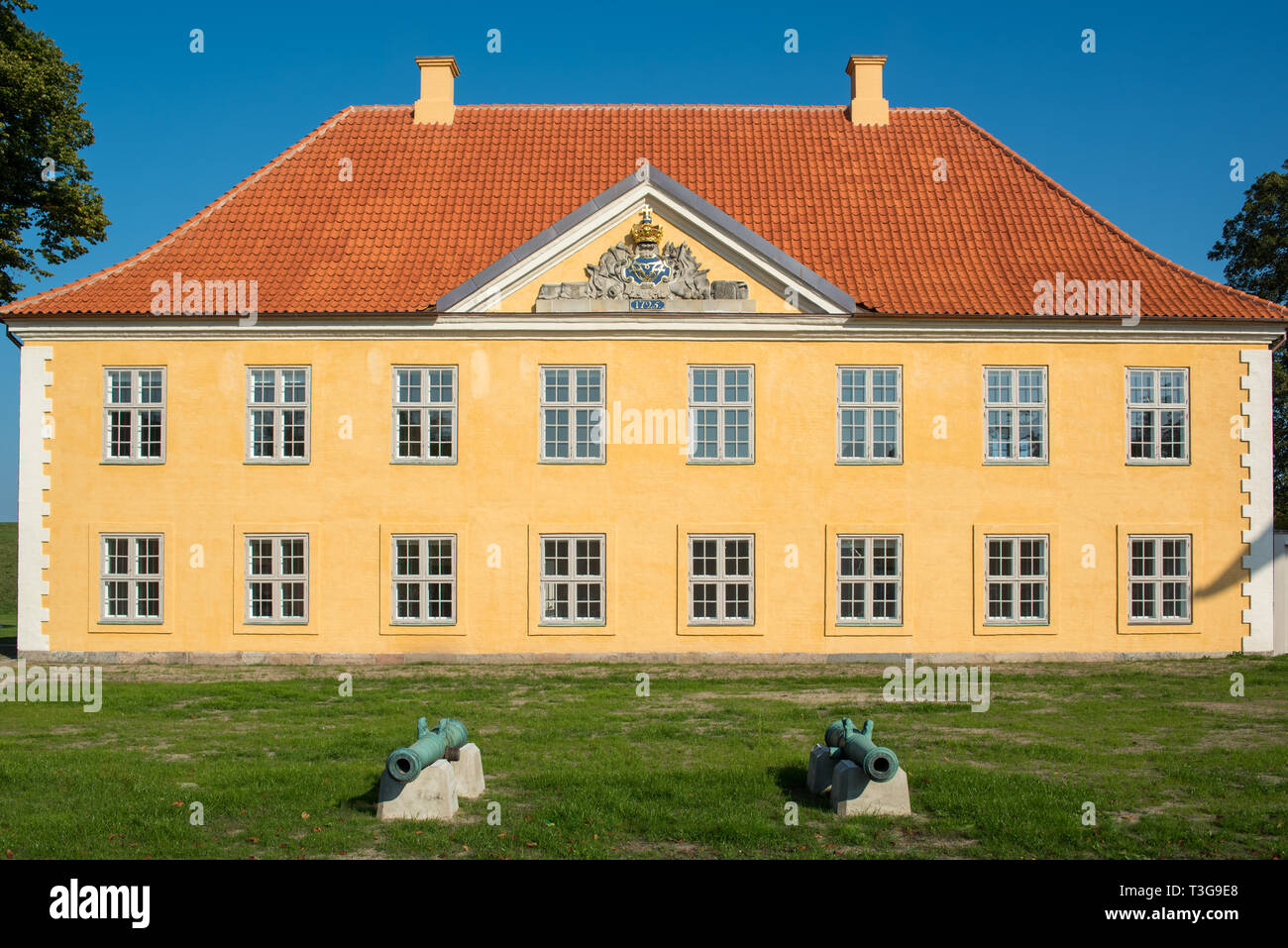 Die bunten Commander's Haus in Kastellet, Kopenhagen mit seinen gelb-weiß gekleidet, Mauerwerk, Detaillierung, roten Ziegeldach und verzierten Giebel. Stockfoto