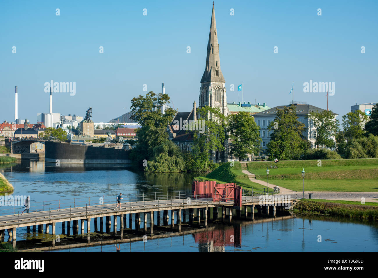 Ein Blick auf die St. Alban Kirche in Kopenhagen, die oft als die englische Kirche, über von der Wassergraben der Festung Kastellet Stockfoto