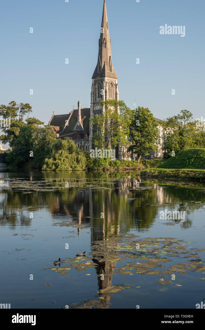 Ein Blick auf die St. Alban Kirche in Kopenhagen, die oft als die englische Kirche, über von der Wassergraben der Festung Kastellet Stockfoto