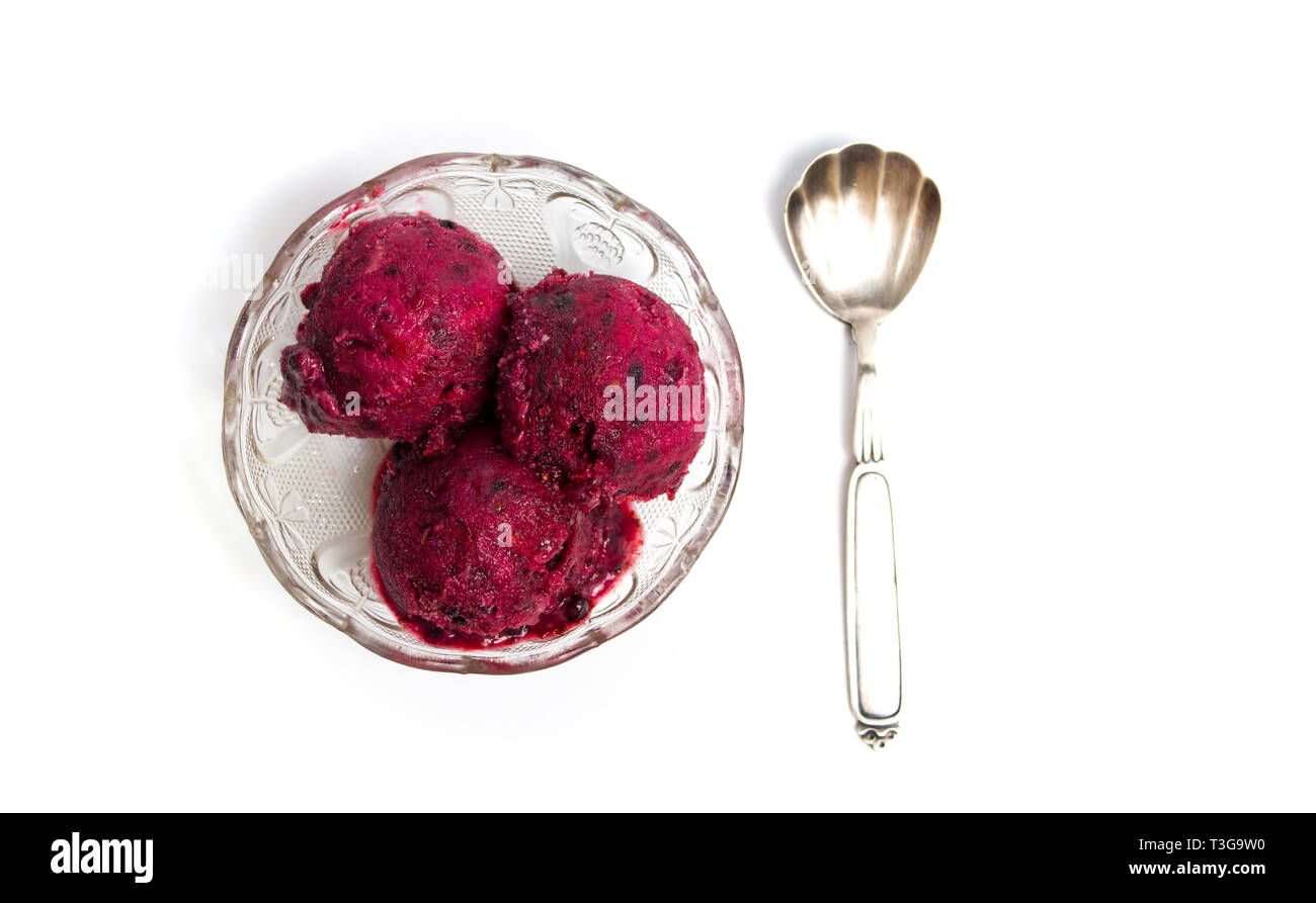 Blackberry Obst Eis in einer Schale, die isoliert auf weißem Stockfoto