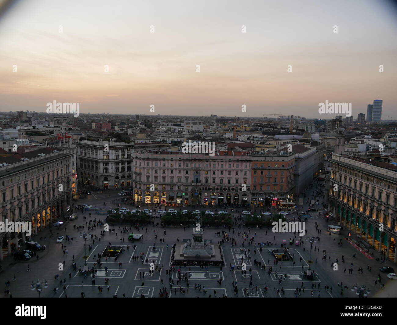 Platz im Stadtzentrum bei Sonnenuntergang Stockfoto