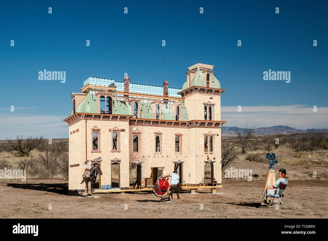 Riesige Marfa, outdoor am Straßenrand Wandbild auf sperrholzplatte Ausschnitte, die Szene aus riesigen Film, von John cerney im Jahr 2018 erstellt, in der Nähe von Marfa, Texas, USA Stockfoto