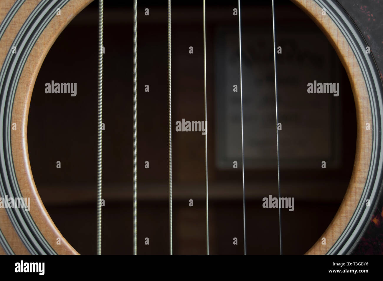 Detail eines Walden Akustische 6-saitige Gitarre übersicht Schalloch und Streicher Stockfoto