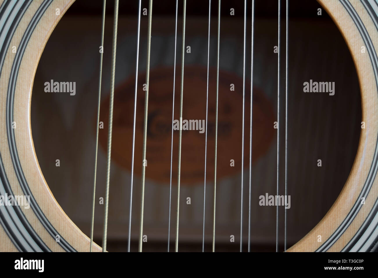 Detail einer Crafter akustische 12-saitige Gitarre übersicht Schalloch und Streicher Stockfoto