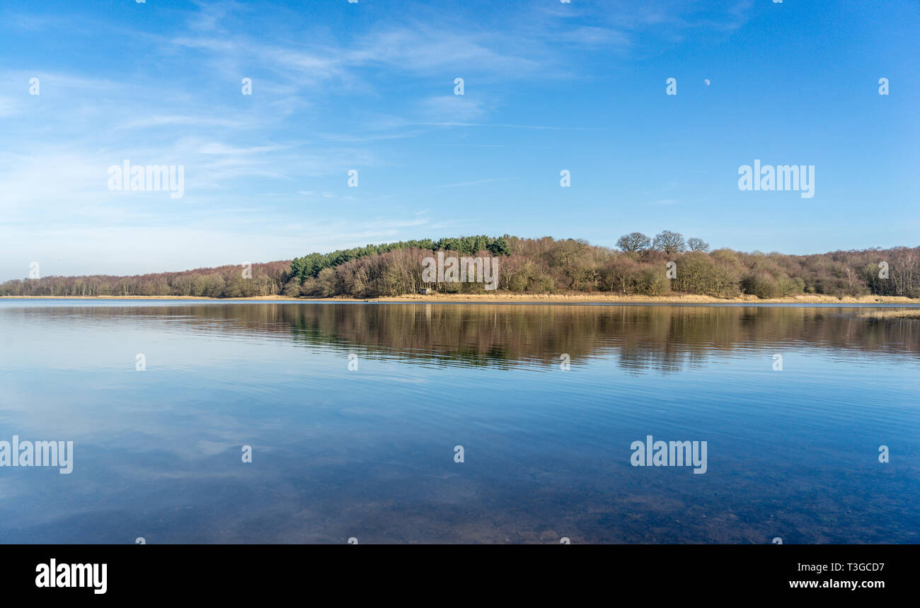 Schöne Aussicht mit Blick über den See auf einem blauen Himmel sonnigen Tag mit Reflektion Stockfoto