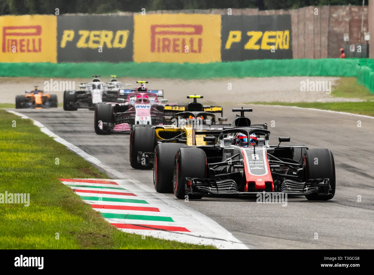 Monza/Italien - #8 Romain Grosjean und #55 Carlos Sainz brechen für die roggia Schikane während der Italienischen GP Stockfoto