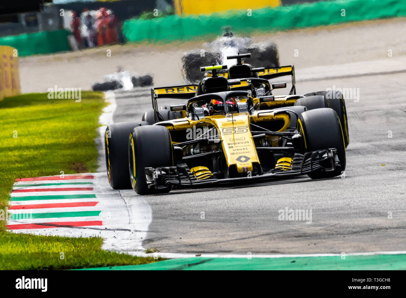 Monza/Italien - Renault Teamkollegen Nico Hulkenberg #27 und #55 Carlos Sainz kämpfen für Position während des GP Italien Stockfoto