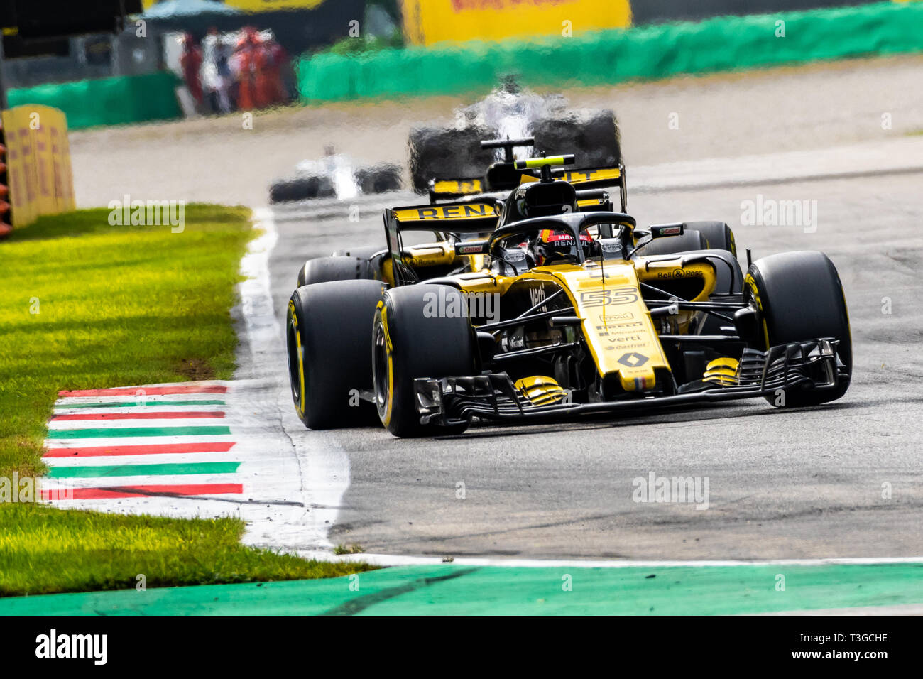 Monza/Italien - Renault Teamkollegen Nico Hulkenberg #27 und #55 Carlos Sainz kämpfen für Position während des GP Italien Stockfoto