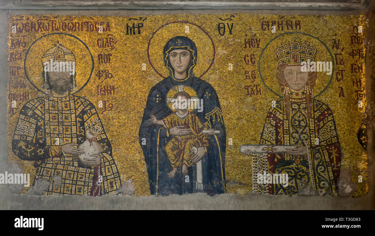 Istanbul, Türkei - 19 September - 2018: die Hagia Sophia. Mosaik, die Jungfrau Maria mit Jesus in den Armen, Kaiser Johannes II. und Kaiserin Irene Stockfoto