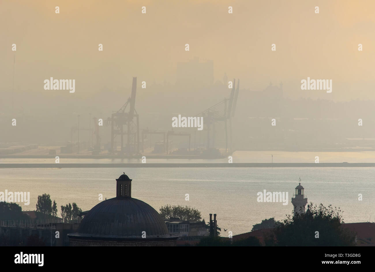 Blick auf die Werft im Morgennebel auf der asiatischen Seite von Istanbul. Stockfoto