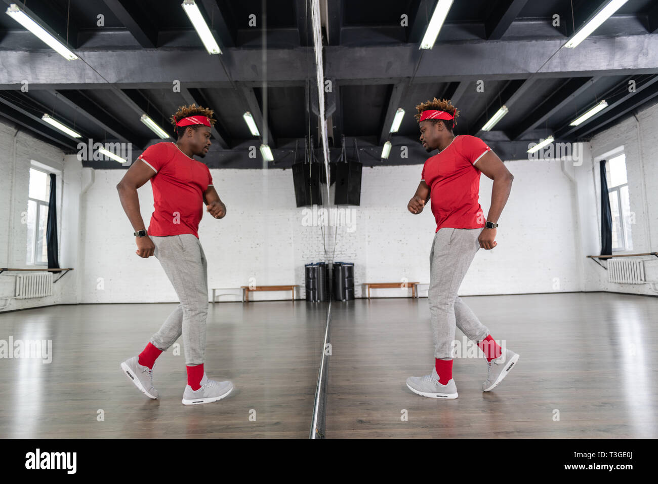 Künstlerische gut aussehender Mann konzentrierte sich auf modern-styled Tanz Stockfoto