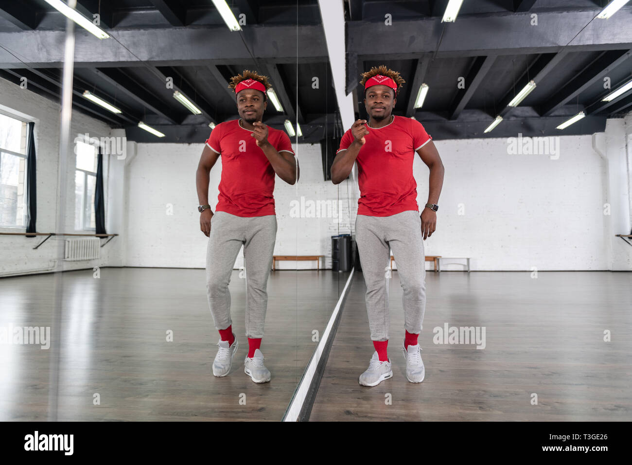 Positive junge afrikanische amerikanische Tänzerin und Choreographin Stockfoto