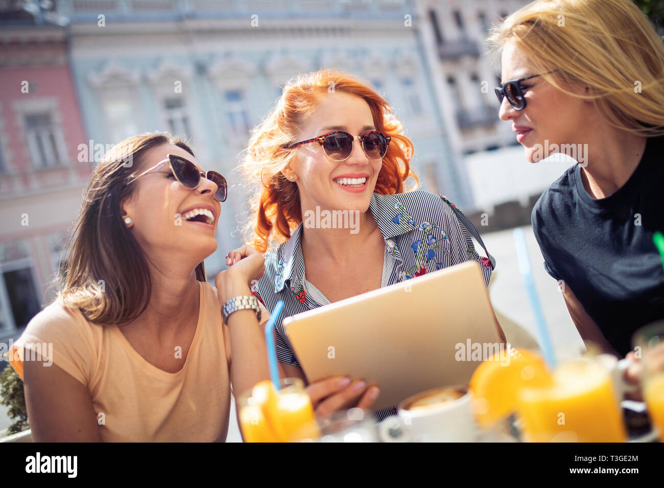 Gruppe von schönen Frauen lächeln und Spaß zusammen in Stockfoto
