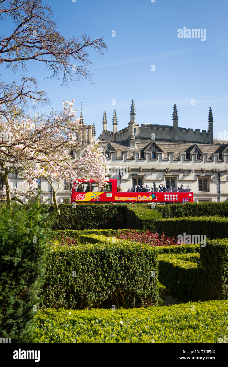 Einem oben offenen Doppeldecker Tourbus vorbei Magdalen College, Oxford Stockfoto