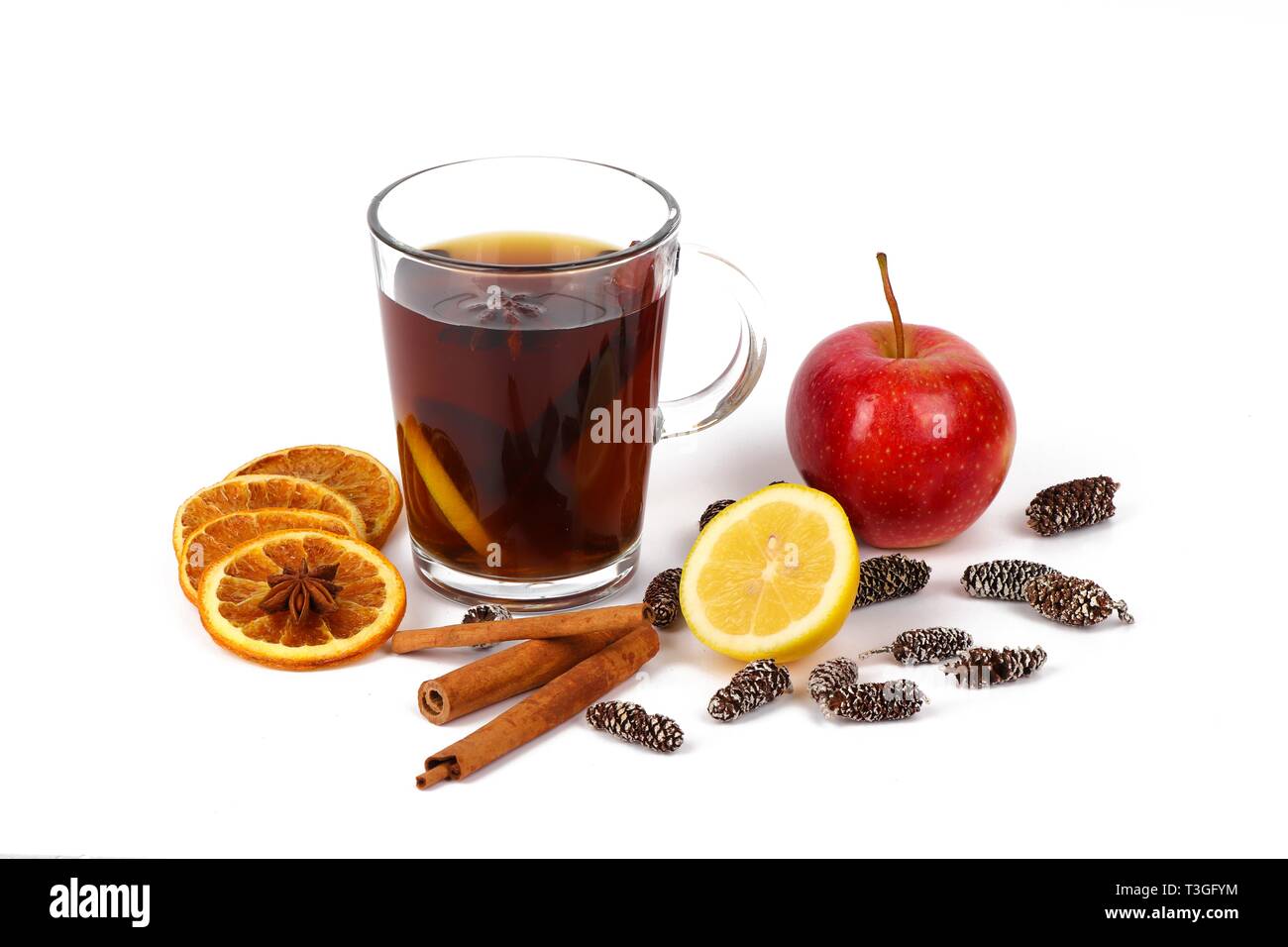Winter heißen Getränk - Weihnachten Tee oder Glühwein - Glas Schale mit Gewürzen und Früchten, Weihnachten Tee oder Glühwein isoliert auf weißem Stockfoto