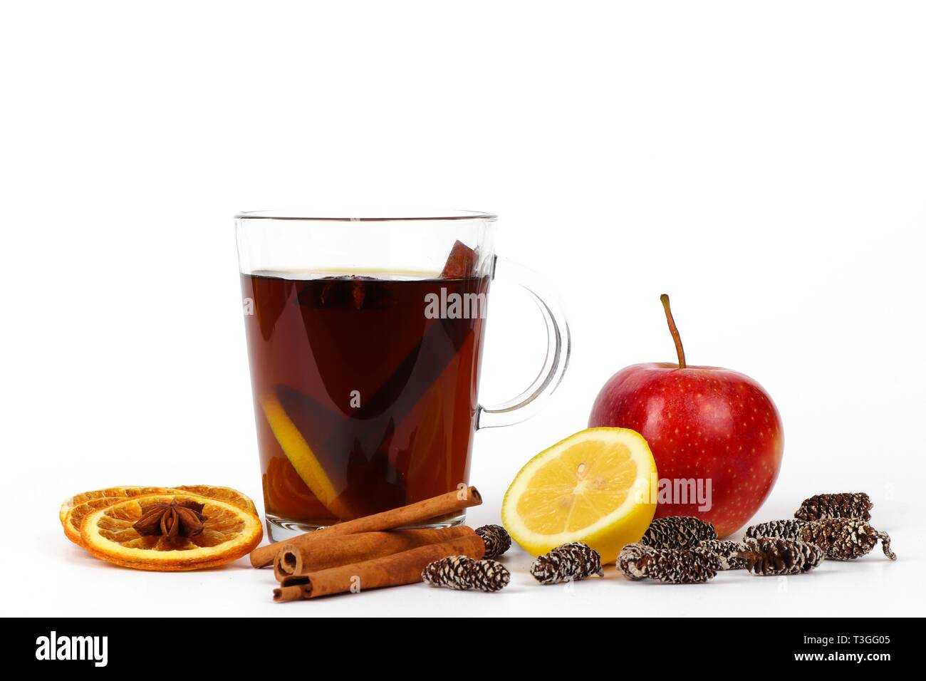 Winter heißen Getränk - Weihnachten Tee oder Glühwein - Glas Schale mit Gewürzen und Früchten, Weihnachten Tee oder Glühwein isoliert auf weißem Stockfoto