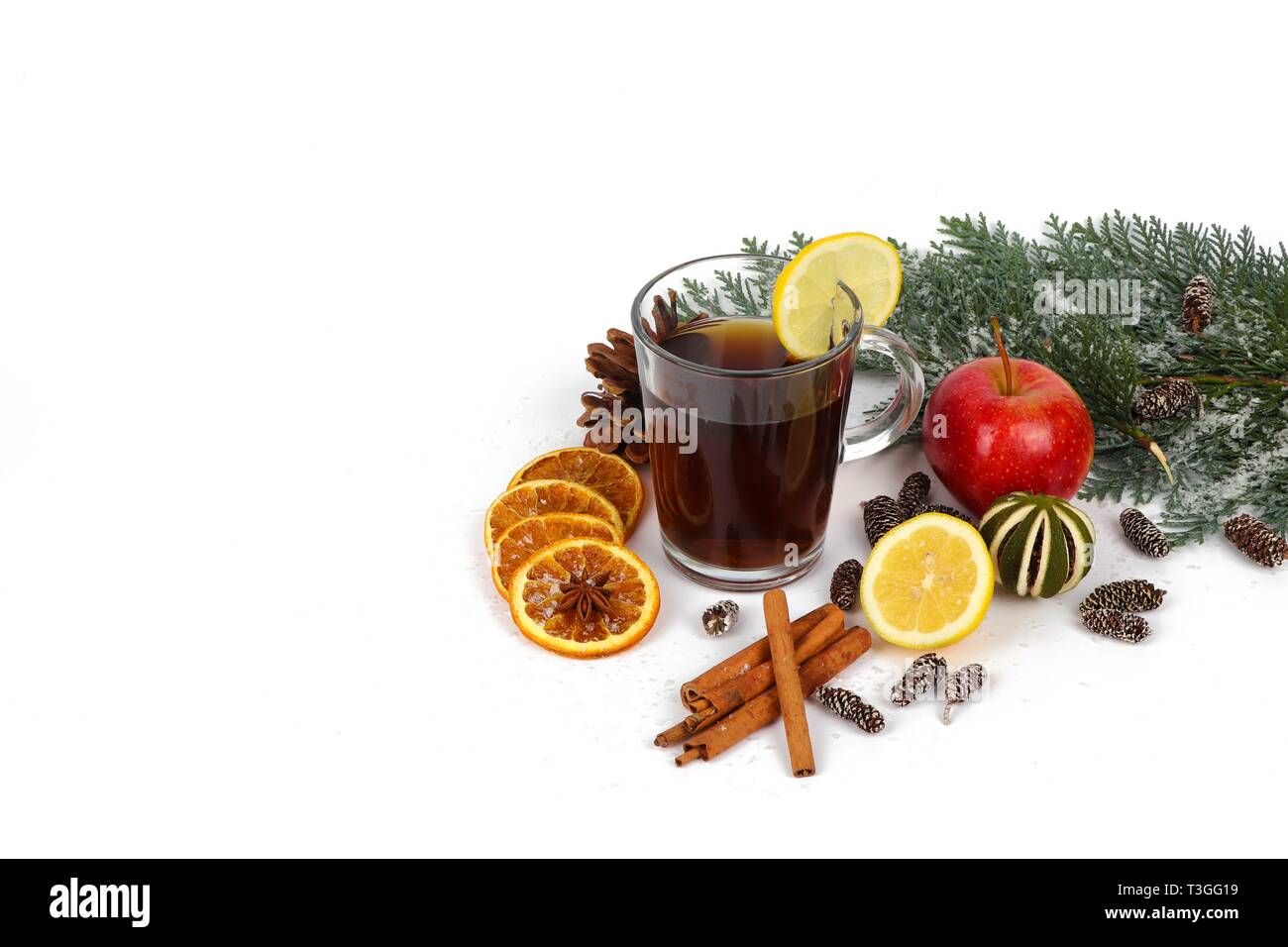 Winter heißen Getränk - Weihnachten Tee oder Glühwein - Glas Schale mit Gewürzen und Früchten, Weihnachten Tee oder Glühwein isoliert auf weißem Stockfoto