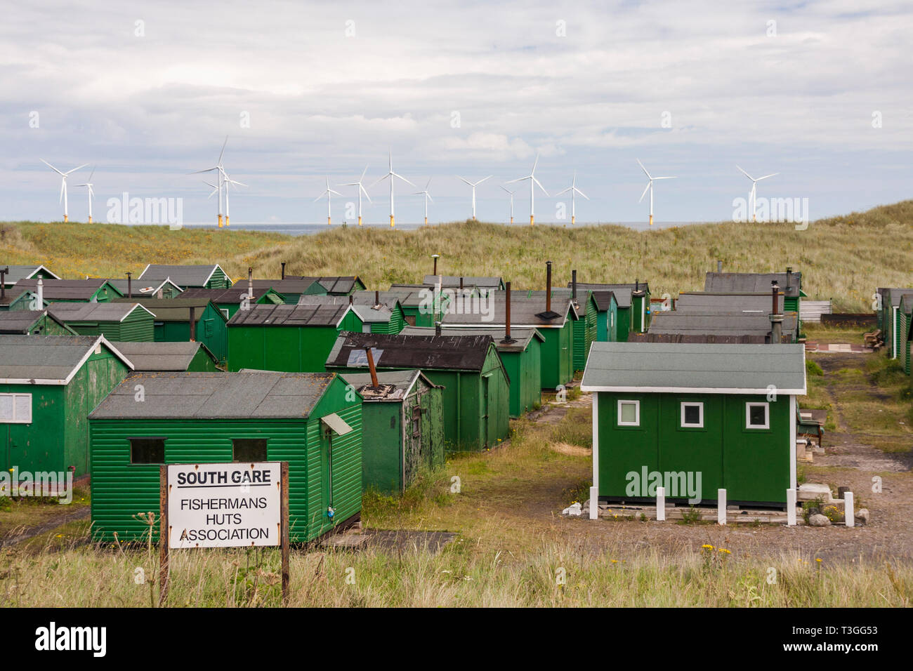 Fischerhütten am südlichen Gare, Redcar mit der Offshore-Windkraftanlagen im Hintergrund Stockfoto
