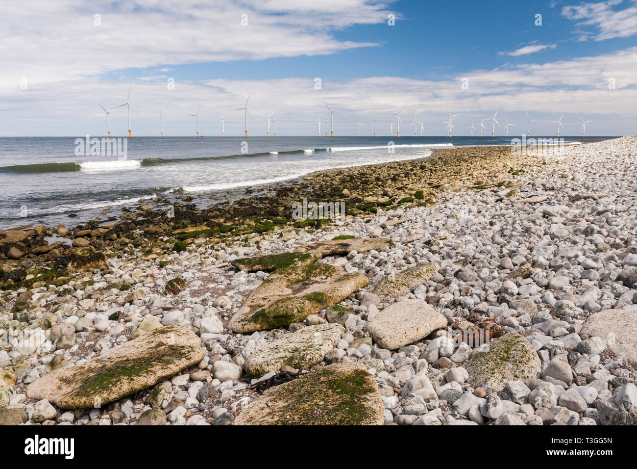 Ein Blick auf die Windkraftanlagen vor der Küste von Redcar, England, UK Stockfoto