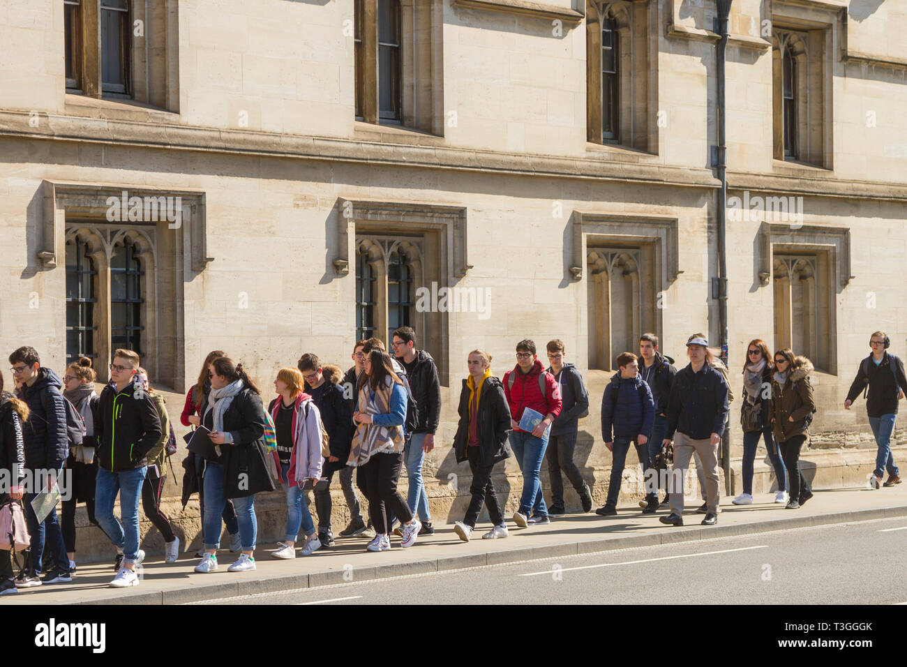 Eine Gruppe von Schülerinnen und Schülern gehen Sie die High Street, Oxford Vergangenheit Magdalen College Stockfoto