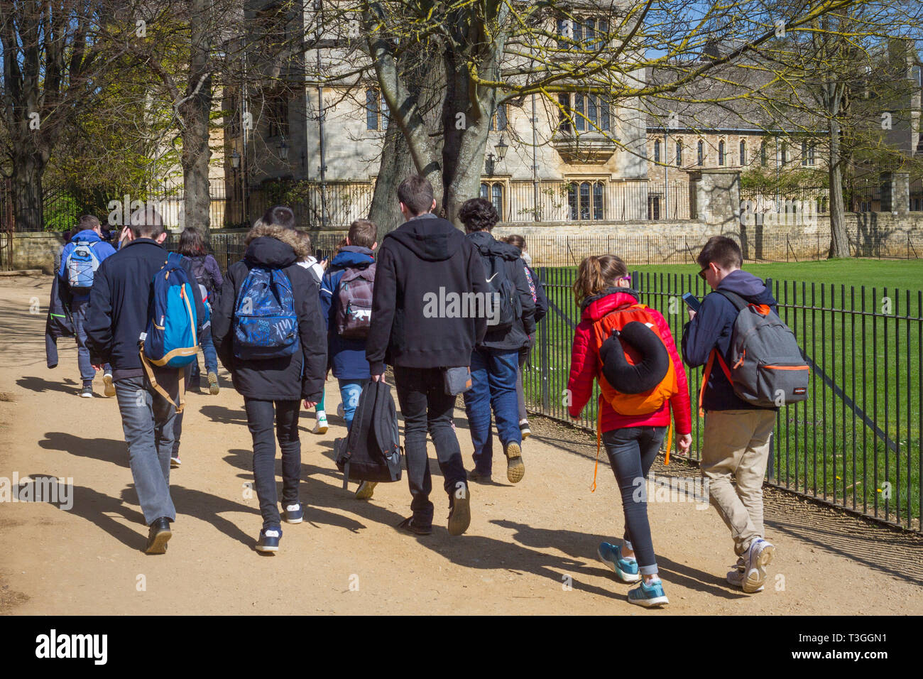 Eine Schule Partei Spaziergang Entlang breiter Weg in Christus Kirche Wiese, Oxford Stockfoto
