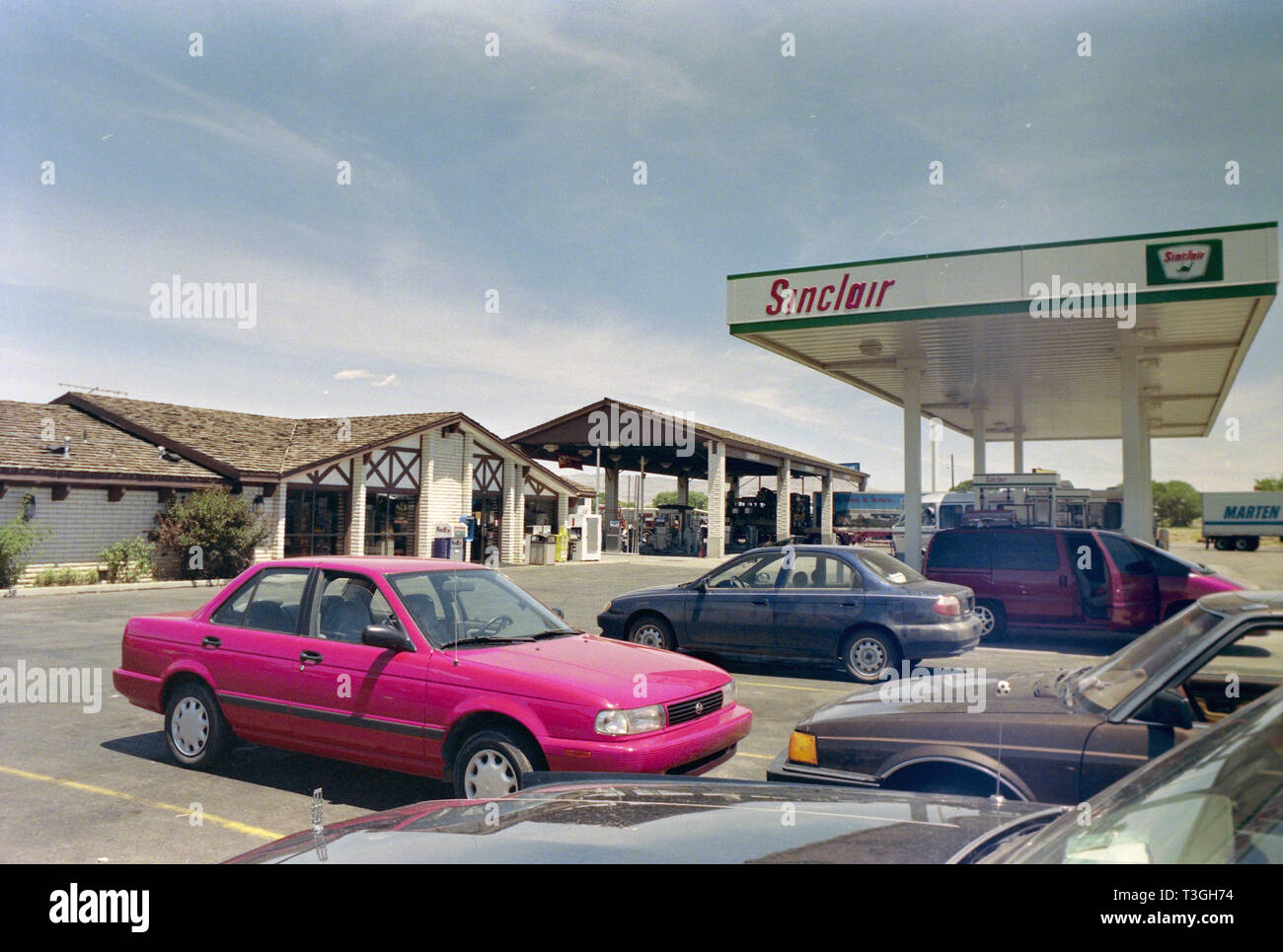 Autos an einem gas Sinclair Station im Westen der USA (evtl. im südlichen Utah) Ende 1990 geparkt s Stockfoto