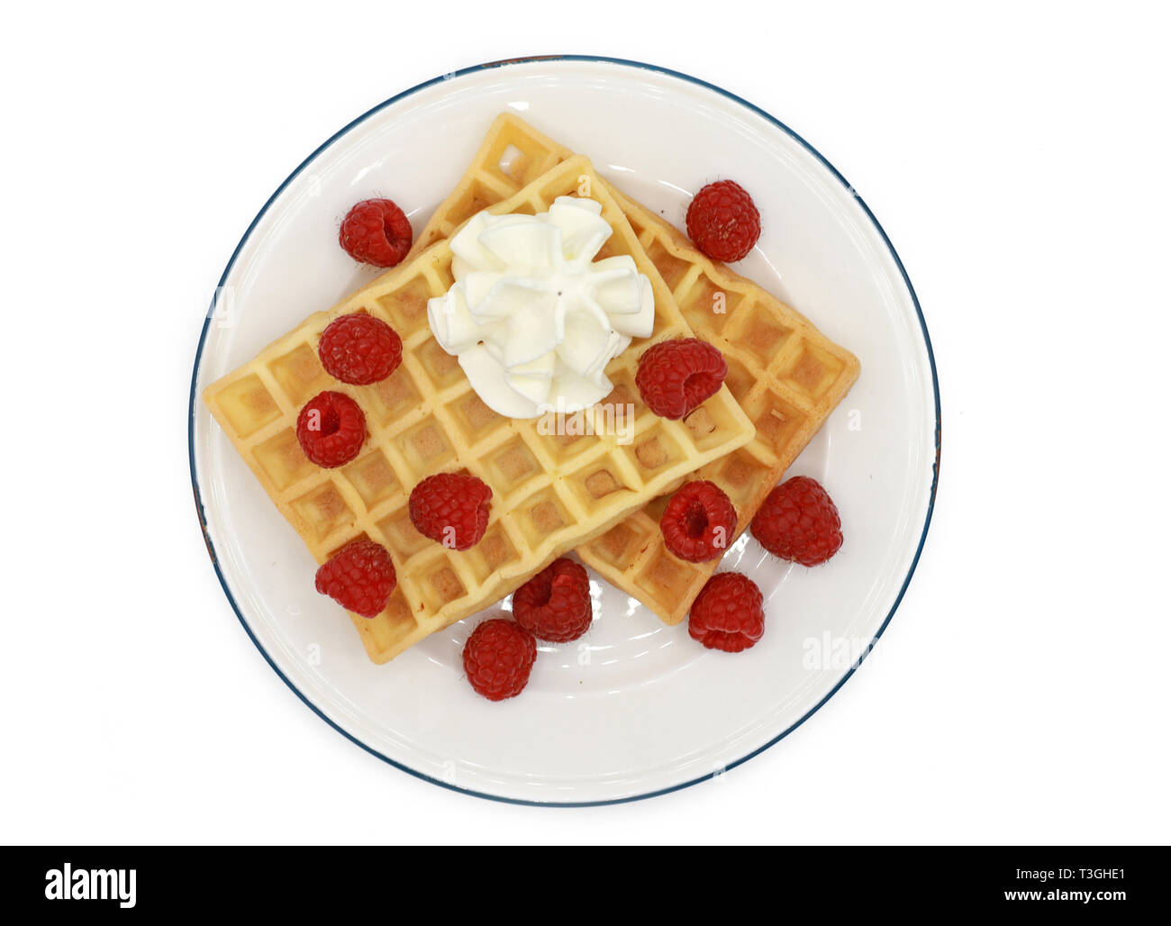 Frische belgische Waffeln mit Himbeeren und Sahne auf einem Schild auf weißem Hintergrund Stockfoto