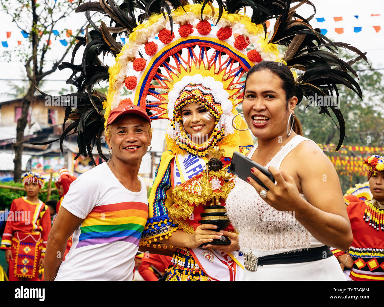 Cebu City, Philippinen - Januar 20, 2019: Zuschauer sind mit einem potenziellen Königin der sinulog fotografiert. Die sinulog ist eine jährliche bunte religiou Stockfoto