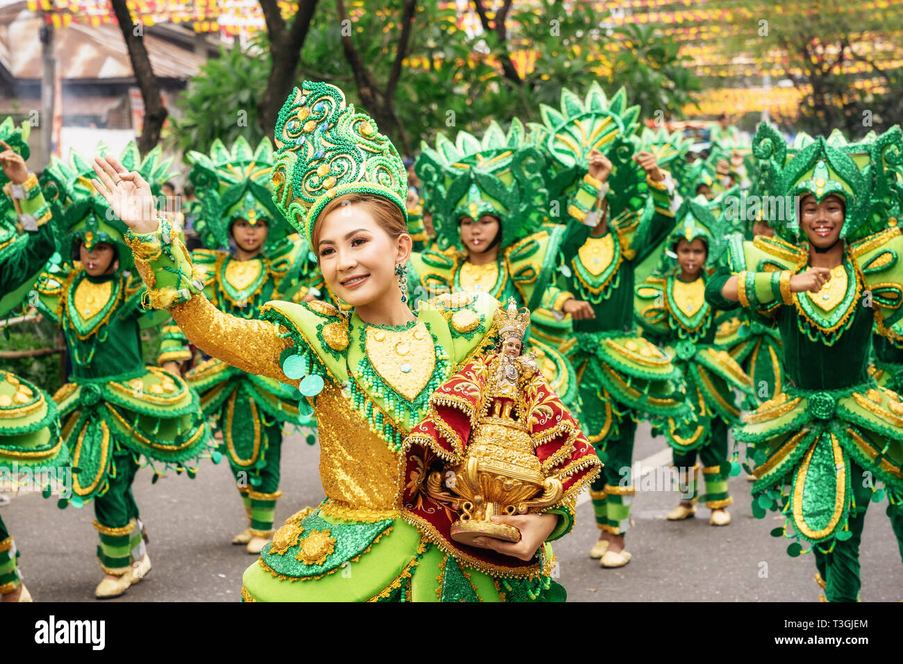 Cebu City, Philippinen - Januar 20, 2019: Straße Tänzer in leuchtend bunte Kostüme beteiligen sich an der Parade am Sinulog Fest. Stockfoto